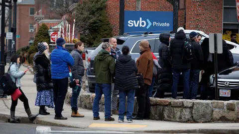 Los clientes del SVB podrán recuperar su dinero a partir de este lunes Los clientes del SVB podrán recuperar su dinero a partir de este lunes