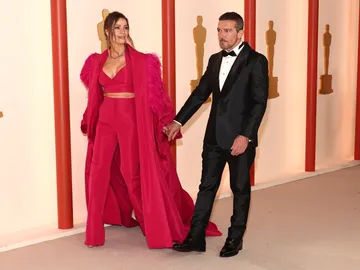 Antonio Banderas y su novia Nicole Kimpel sobre la alfombra de los Oscar 2023 Antonio Banderas y su novia Nicole Kimpel sobre la alfombra de los Oscar 2023