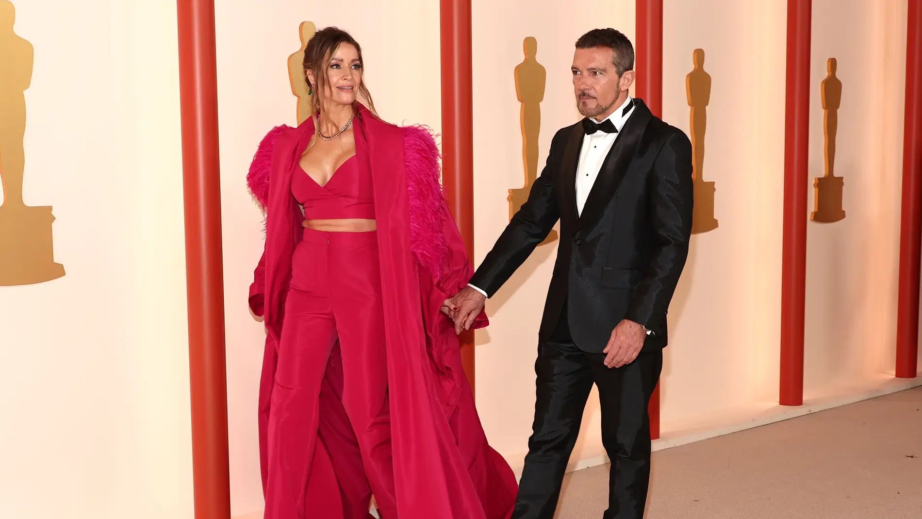 Antonio Banderas y su novia Nicole Kimpel sobre la alfombra de los Oscar 2023
