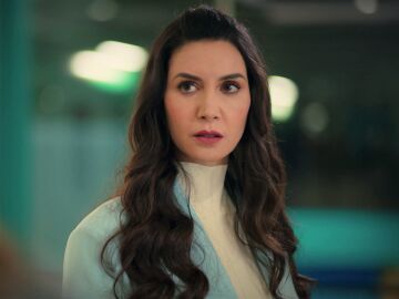 Ayla humilla a Suzan delante de los alumnos del colegio: "Has acabado con mi matrimonio. T&uacute; has seducido a mi marido" 