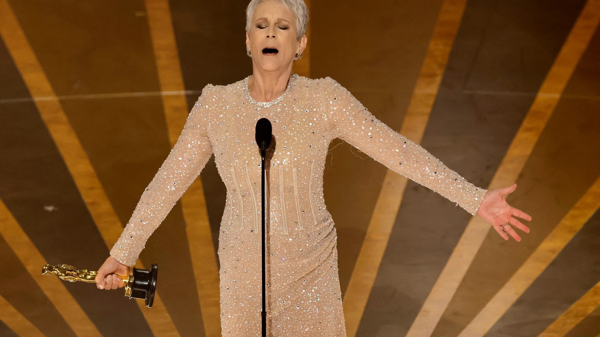 Jamie Lee Curtis, euf&oacute;rica tras ganar el Oscar a Mejor Actriz de Reparto por 'Todo a la vez en todas partes'