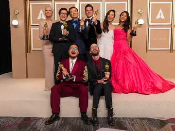 El equipo de 'Todo a la vez en todas partes' en los Oscar El equipo de 'Todo a la vez en todas partes' en los Oscar