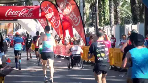 Fallece un joven de 21 años al cruzar la meta de la media maratón de Elche: ¿Son para todo el mundo? Fallece un joven de 21 años al cruzar la meta de la media maratón de Elche: ¿Son para todo el mundo?