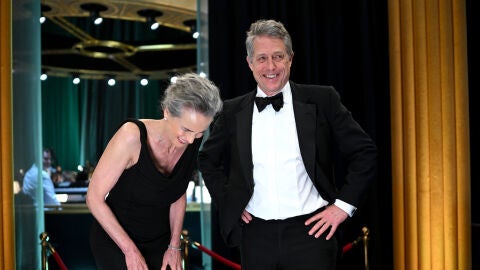 Hugh Grant y Andie MacDowell en los Oscar 2023