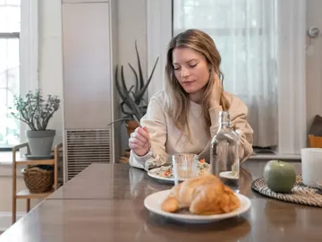 Una mujer comiendo Una mujer comiendo