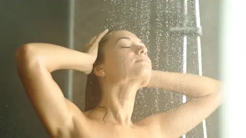 Mujer en la ducha Mujer en la ducha