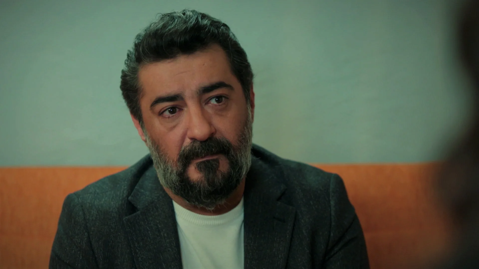 Akif se presenta en casa de Suzan para confesarle sus sentimientos: "&iquest;Hay alguna oportunidad de que volvamos a empezar?"