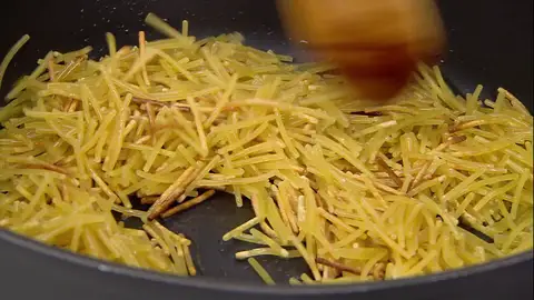 Añade los fideos y cocínalos a fuego medio Añade los fideos y cocínalos a fuego medio