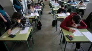 Alumnos de una clase del Instituto Calder&oacute;n de la Barca en Gij&oacute;n realizan una prueba piloto de PAU