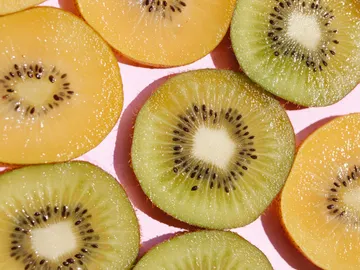 Kiwi verde y kiwi amarillo Kiwi verde y kiwi amarillo