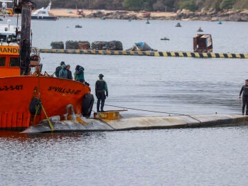 El narcosubmarino reflotado es trasladado a puerto este martes tras ser localizado ayer en a Ría de Arousa