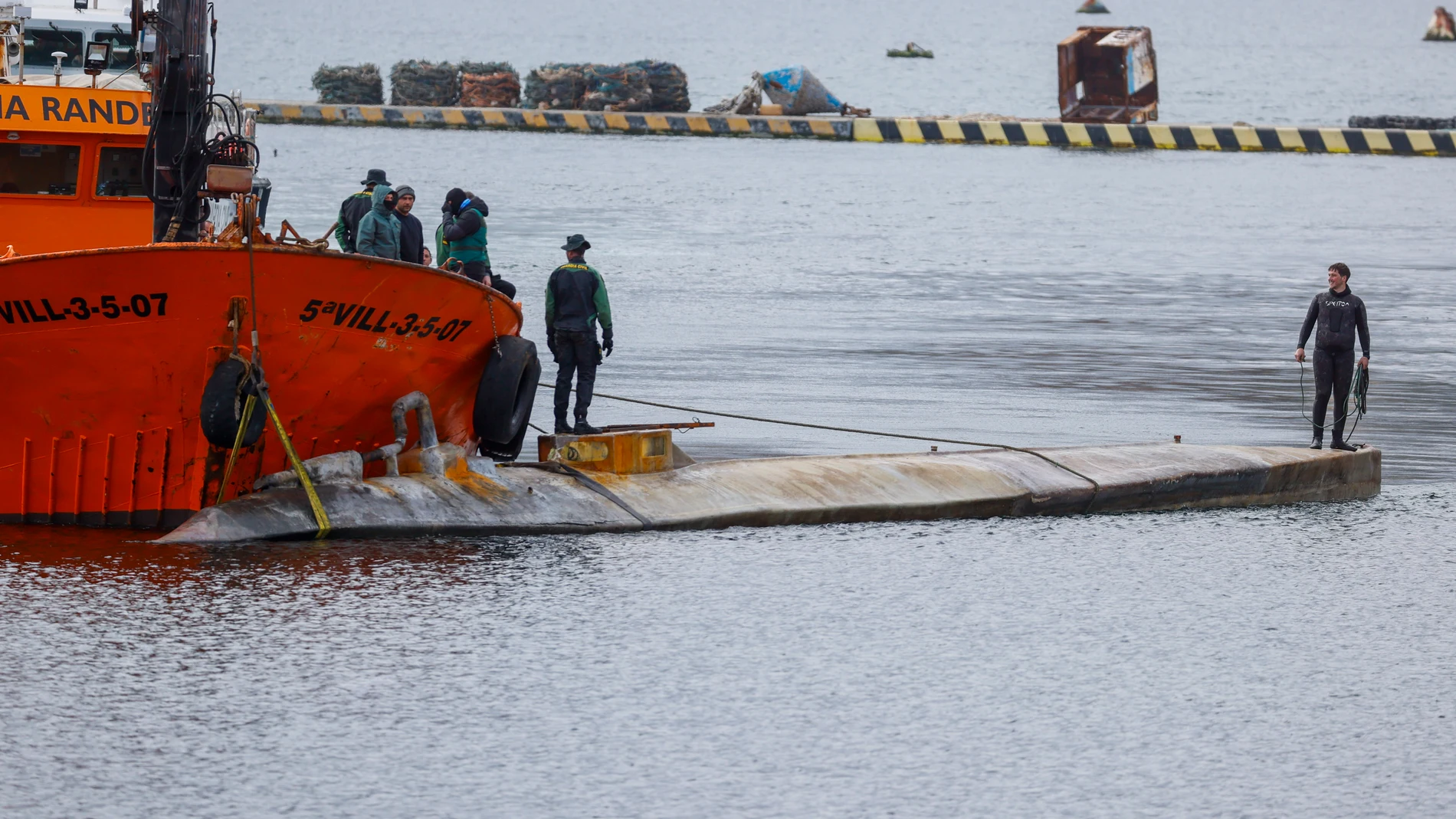 El narcosubmarino reflotado es trasladado a puerto este martes tras ser localizado ayer en a Ría de Arousa
