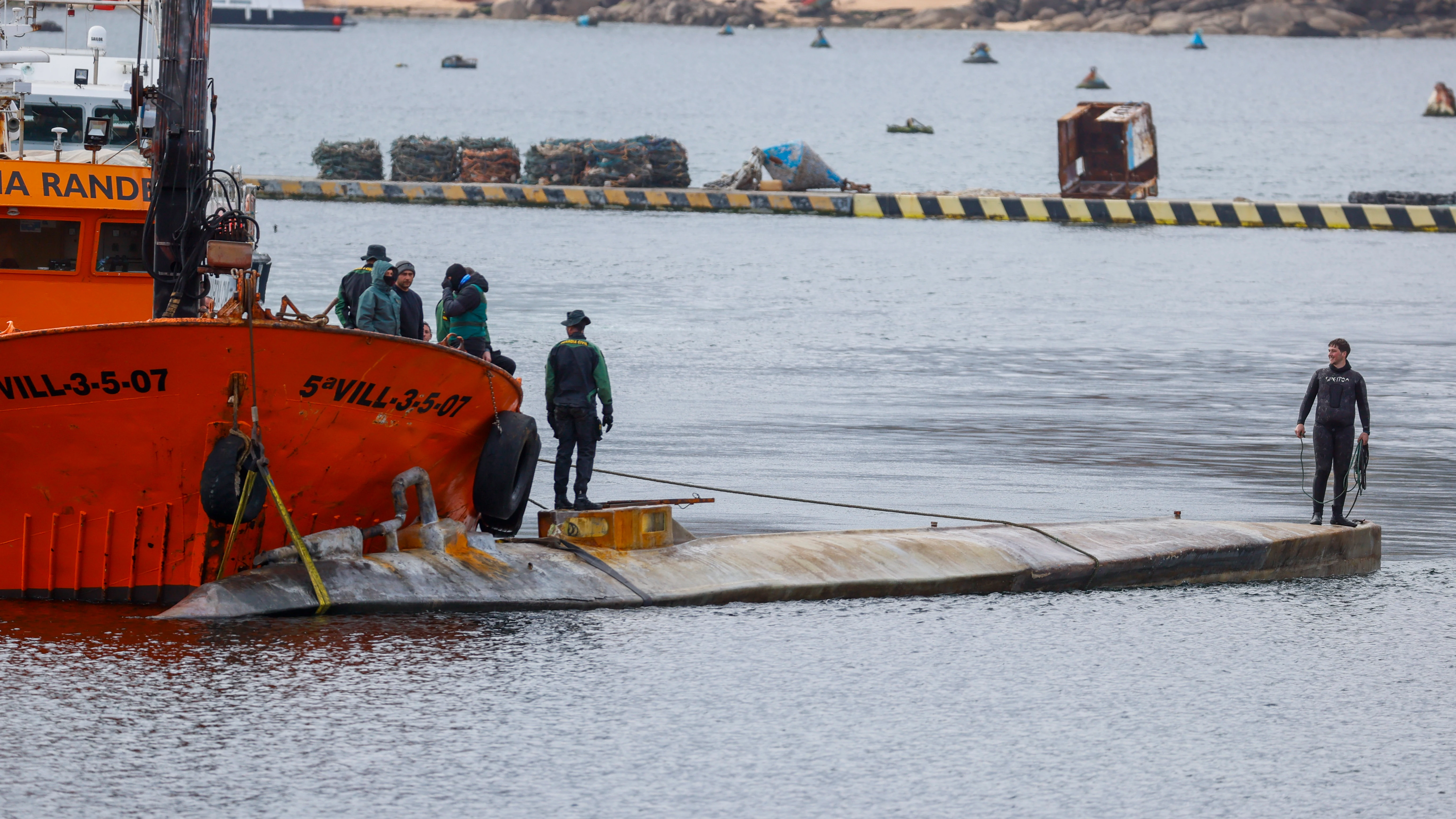 El narcosubmarino reflotado es trasladado a puerto este martes tras ser localizado ayer en a Ría de Arousa El narcosubmarino reflotado es trasladado a puerto este martes tras ser localizado ayer en a Ría de Arousa