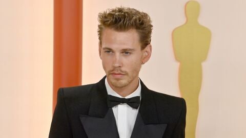 Austin Butler en la alfombra roja de los Oscar 2023