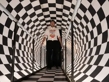 ¡De fantasía! El "mareo visual" al que se han sometido Pablo Motos y Sebastián Yatra ¡De fantasía! El "mareo visual" al que se han sometido Pablo Motos y Sebastián Yatra