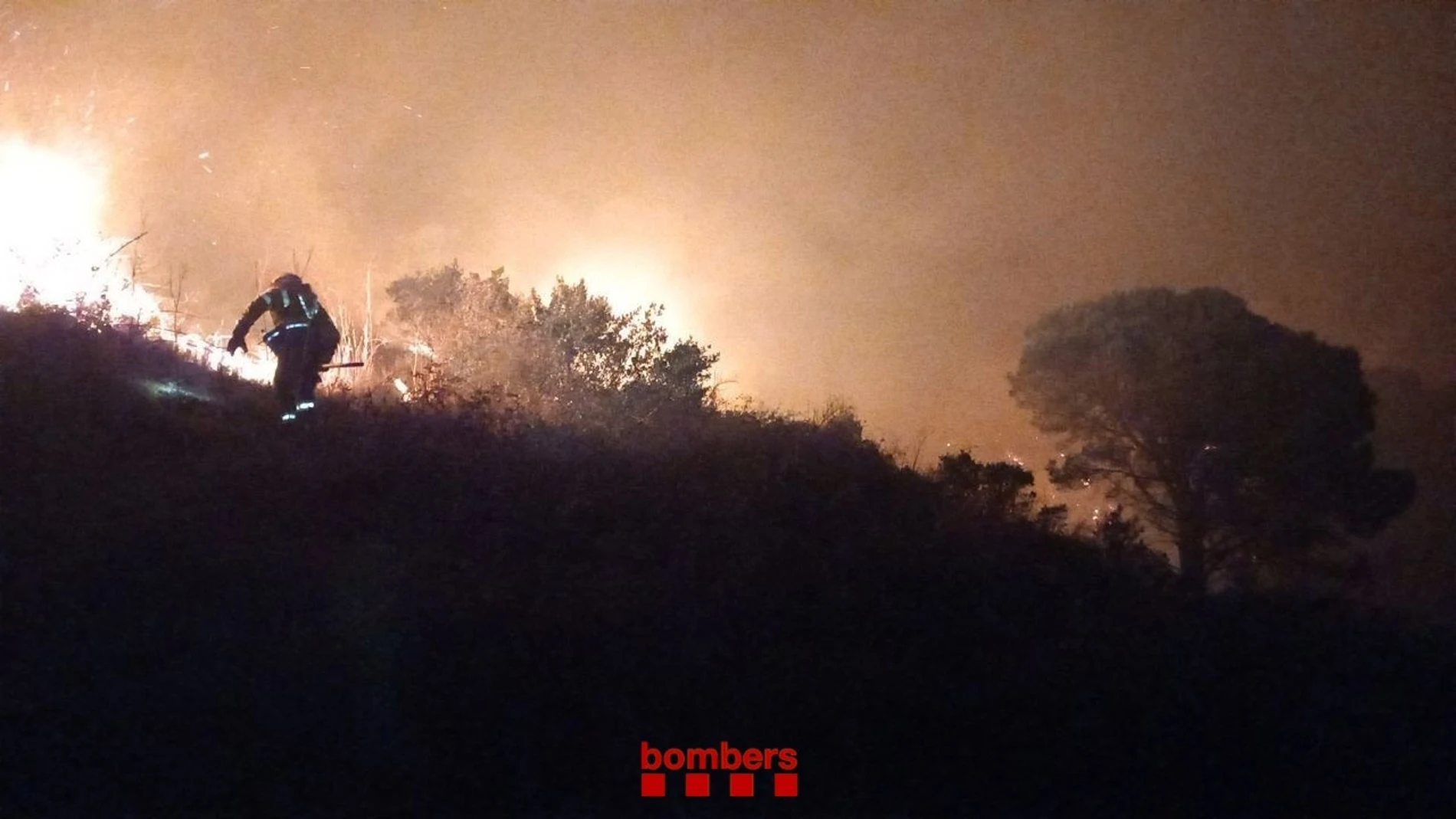 Un efectivo de Bombers de la Generalitat trabaja en la extinción de un incendio forestal en Selva del Camp (Tarragona)