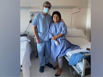 Azaela Yajaira tras su operación en el Hospital San Rafael de A Coruña