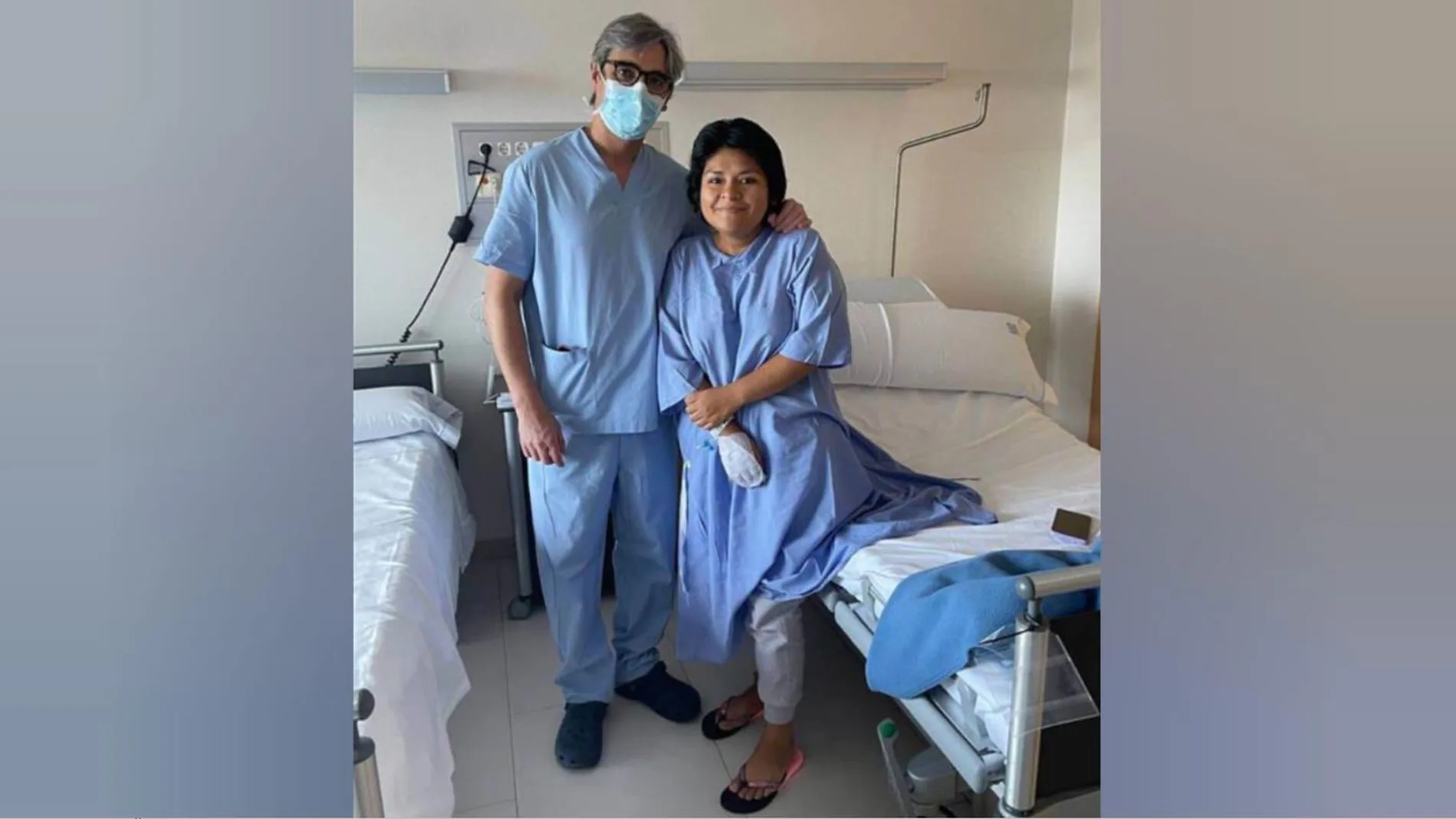 Azaela Yajaira tras su operación en el Hospital San Rafael de A Coruña