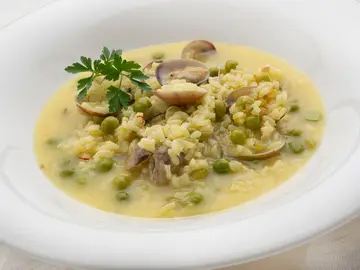 Receta de arroz caldoso con almejas y guisantes, de Arguiñano: "Es una bomba cañón" Receta de arroz caldoso con almejas y guisantes, de Arguiñano: "Es una bomba cañón"