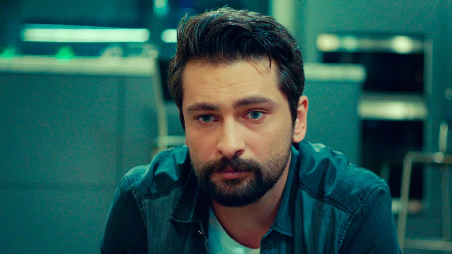 Alihan tiene un ataque de ansiedad y planta a Zeynep: &ldquo;&iquest;Por qu&eacute; seguir con algo que me hace d&eacute;bil?&rdquo;