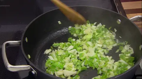 Incorpora las verduras a la cazuela Incorpora las verduras a la cazuela