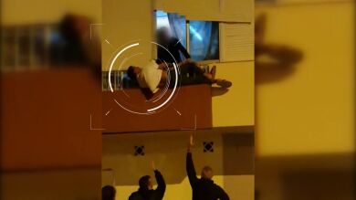 Arriesga su vida para recuperar su casa: 