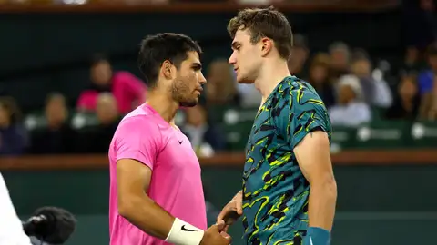 Carlos Alcaraz saluda a Jack Draper tras la retirada del británico en Indian Wells