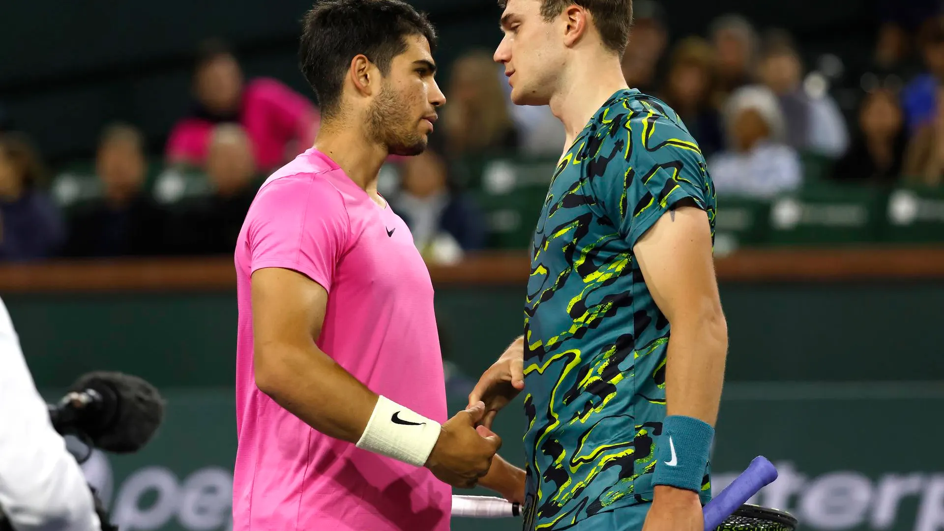 Carlos Alcaraz saluda a Jack Draper tras la retirada del británico en Indian Wells Carlos Alcaraz saluda a Jack Draper tras la retirada del británico en Indian Wells
