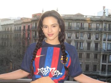 Rosalía posa con la camiseta 'Motomami' del Barcelona