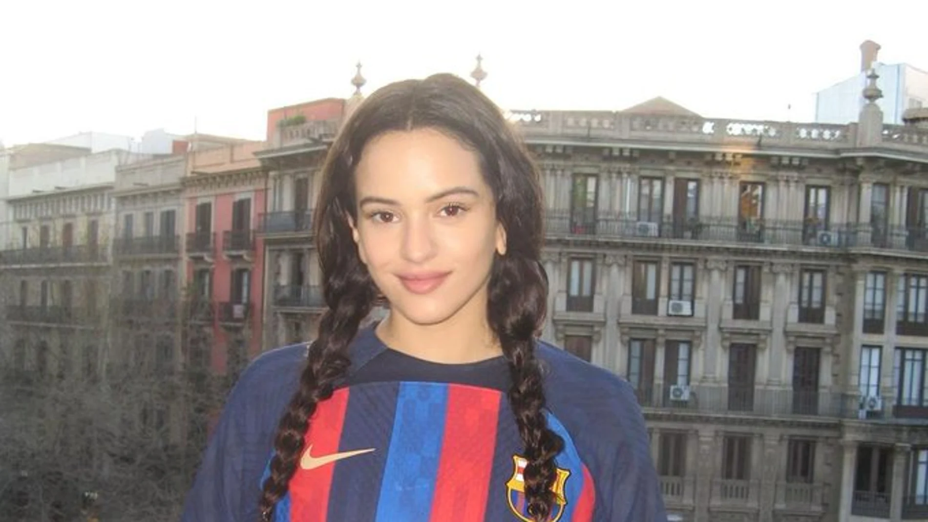 Rosalía posa con la camiseta &#39;Motomami&#39; del Barcelona