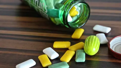 Imagen de varios chicles sobre una mesa. Imagen de varios chicles sobre una mesa.