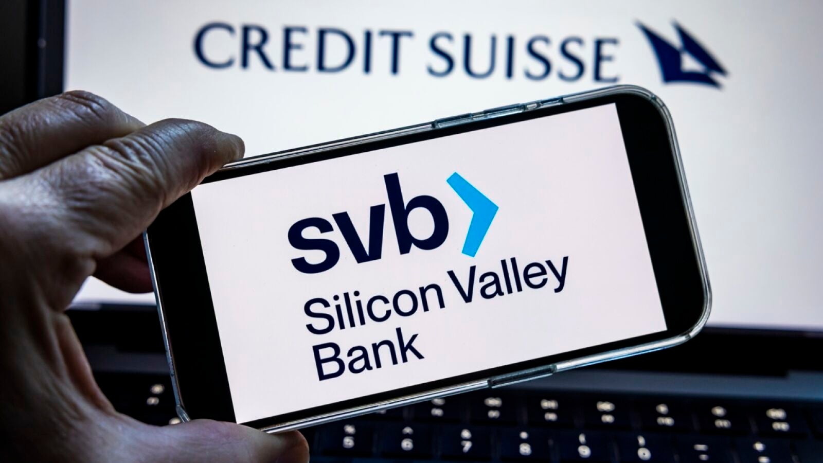 Caída en picado del Ibex 35 y del resto de bolsas europeas, arrastrados por Credit Suisse y el colapso del Silicon Valley
