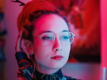 Chica con gafas maquillada Chica con gafas maquillada