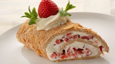 ¡Fácil, rápido y apto para celíacos! Receta de rollo de merengue con fresas