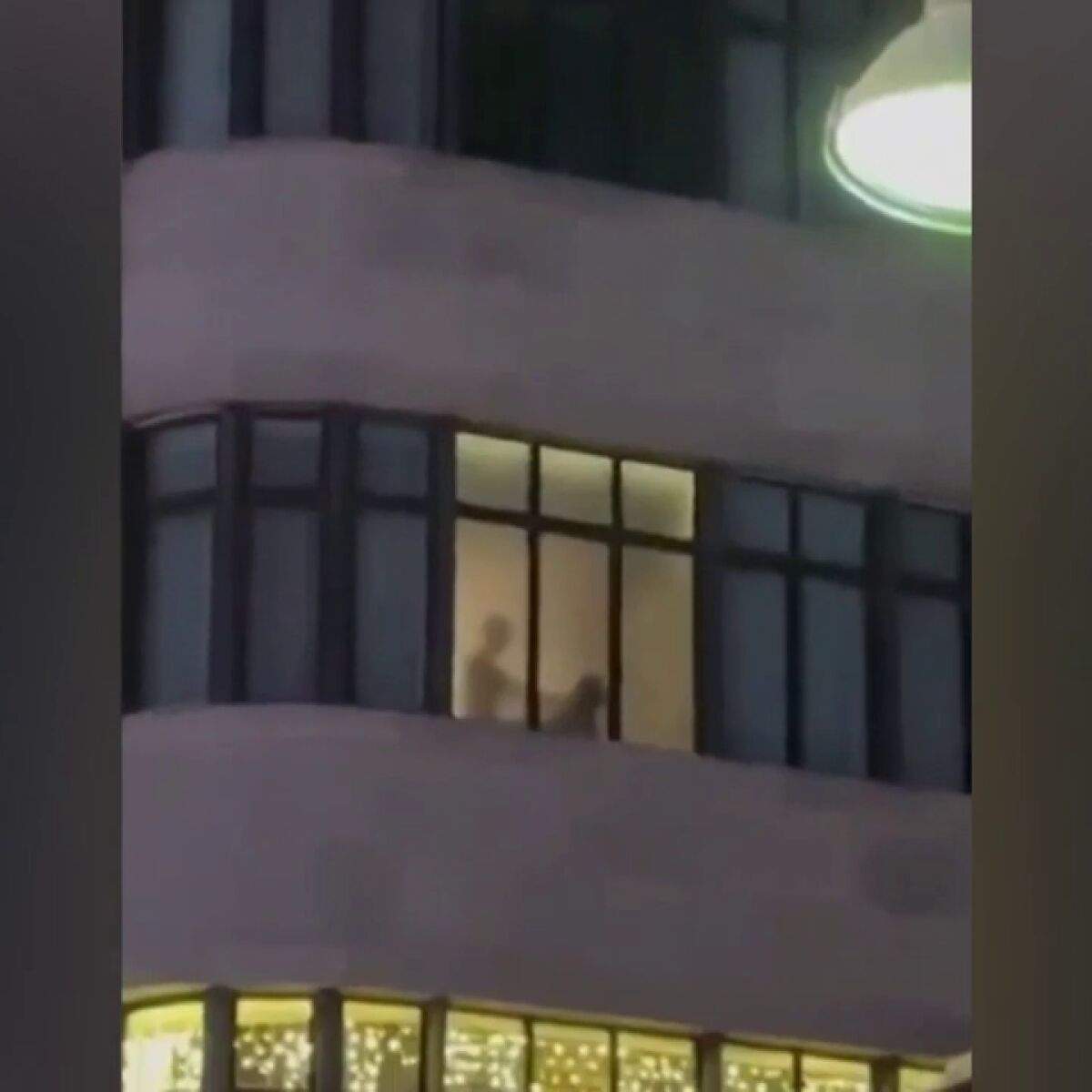 Pillan a una pareja teniendo sexo en plena Gran Vía ante la mirada atónita de los viandantes imagen