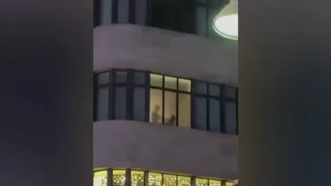 Una pareja mantiene relaciones sexuales mientras decenas de viandantes los graban Una pareja mantiene relaciones sexuales mientras decenas de viandantes los graban