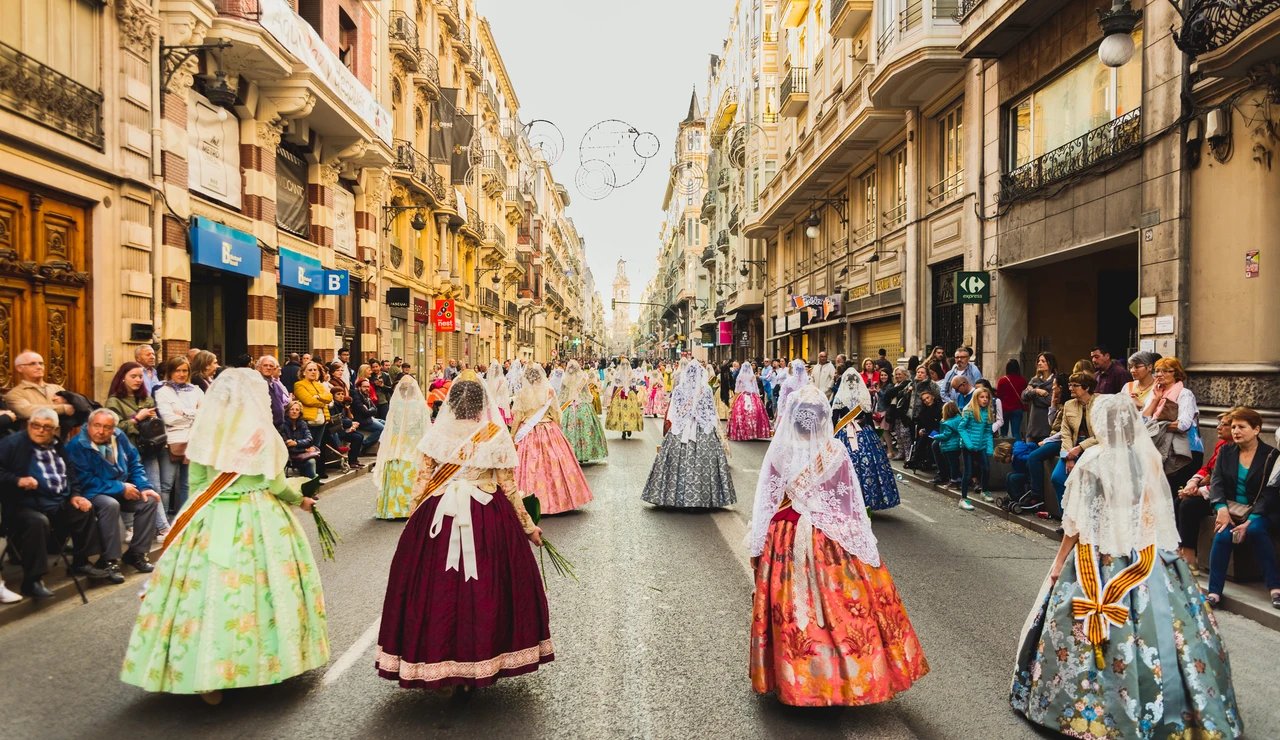 Falleras paseando por la calle de la Paz de Valencia durante las fallas