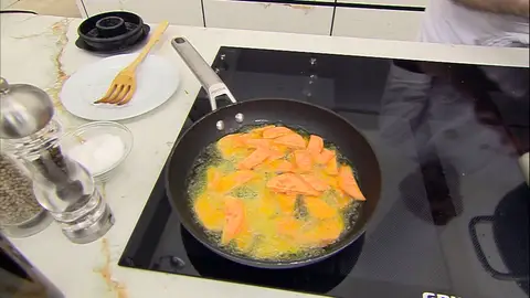 Añádelos a la sartén y fríelos Añádelos a la sartén y fríelos