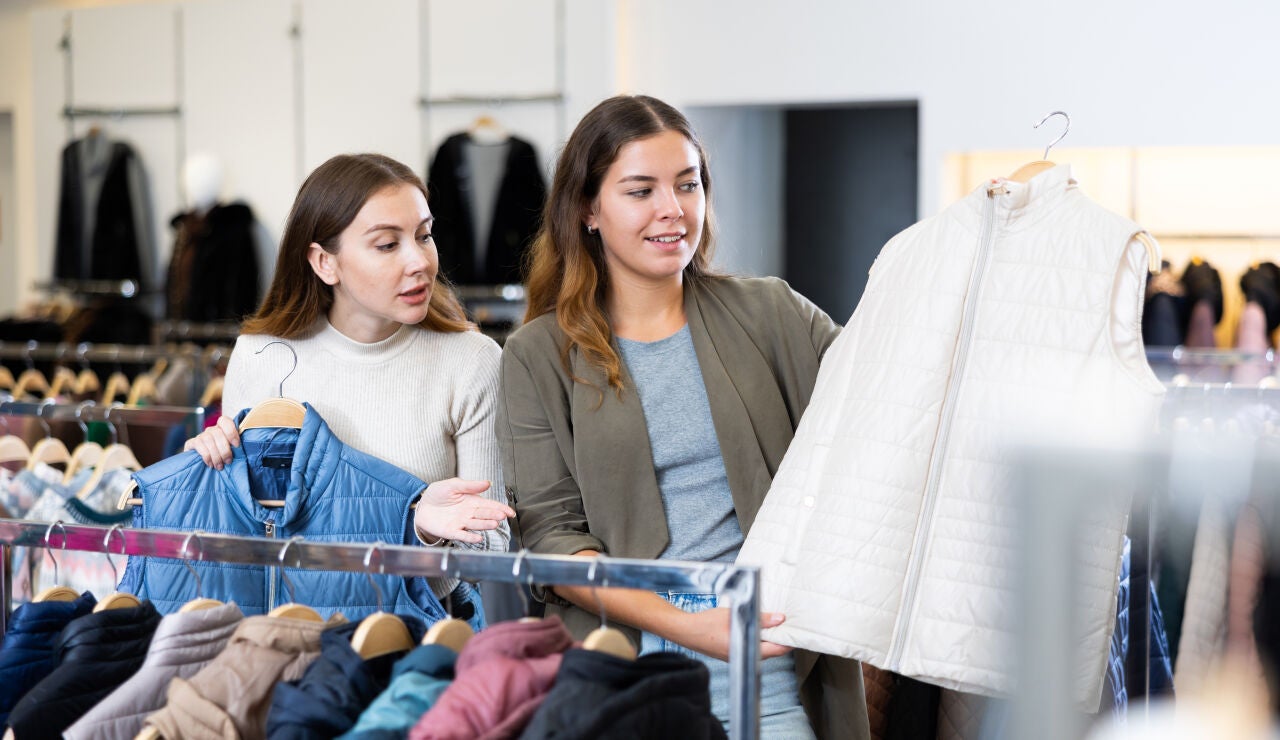 Chicas comprando chalecos en una tienda
