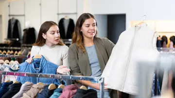 Chicas comprando chalecos en una tienda