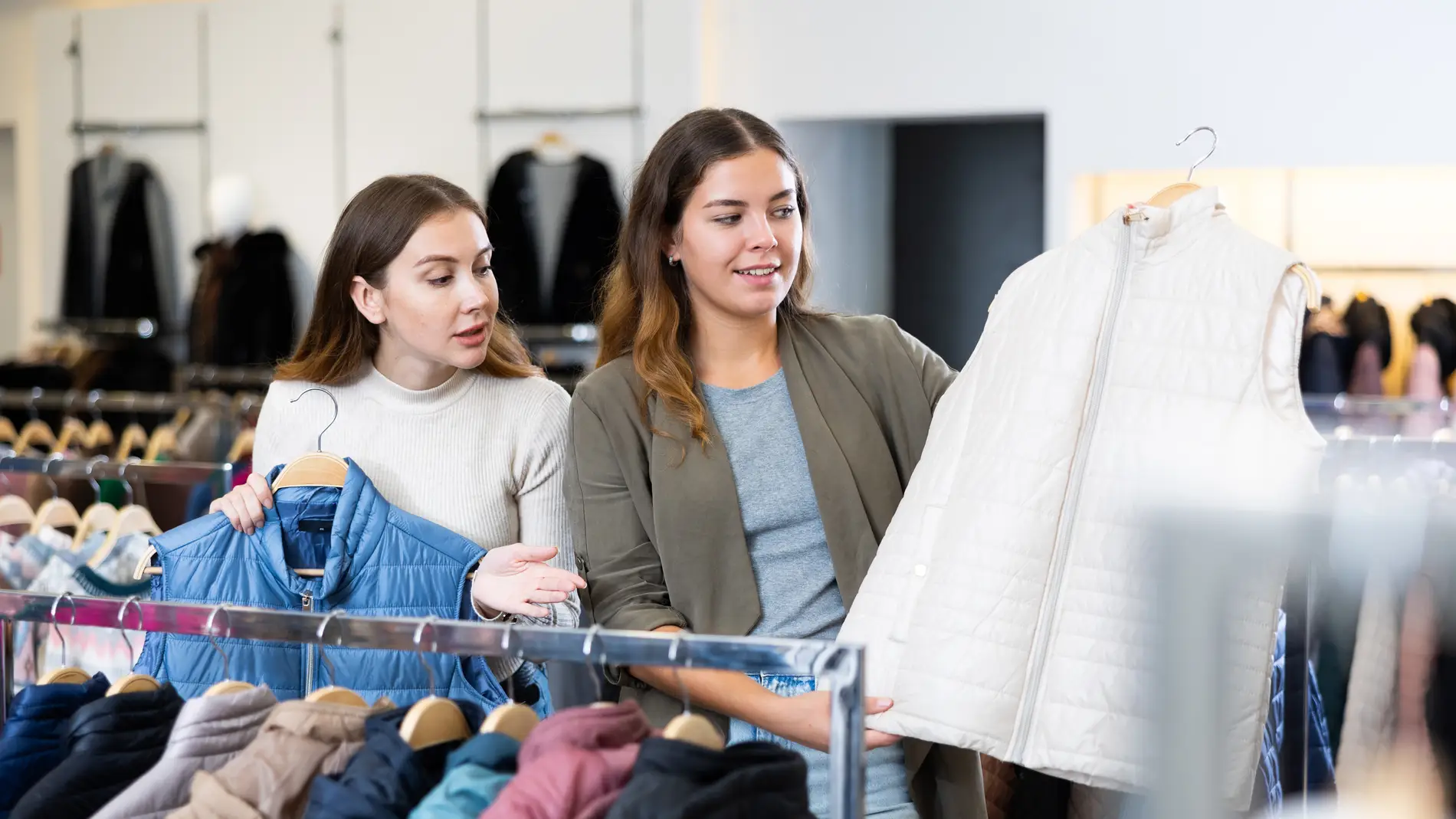 Chicas comprando chalecos en una tienda