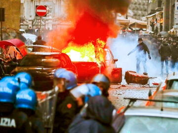Un coche ardiendo en el centro de Nápoles