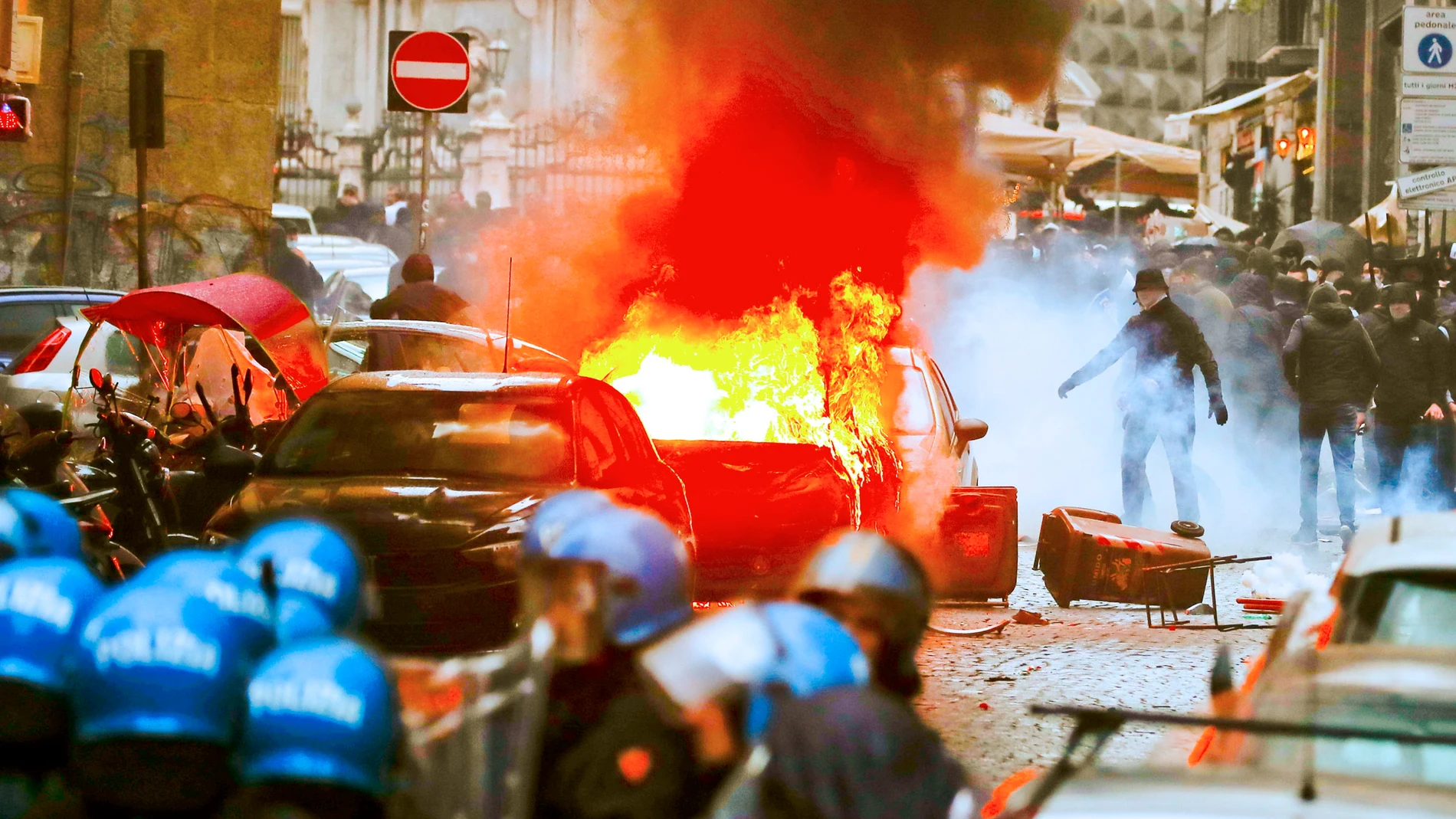 Un coche ardiendo en el centro de Nápoles