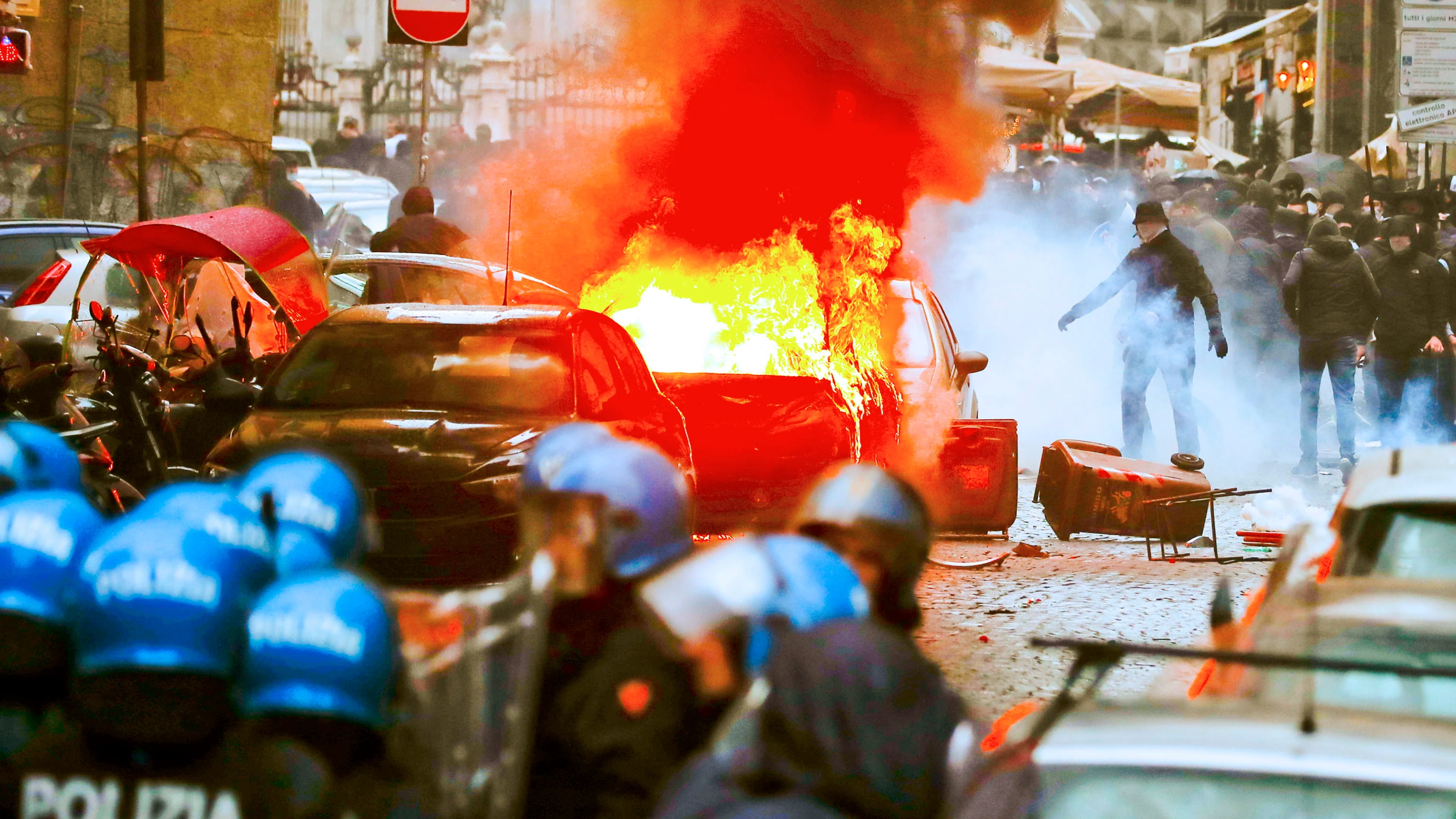 Un coche ardiendo en el centro de Nápoles Un coche ardiendo en el centro de Nápoles