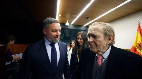 El candidato a la Presidencia del Gobierno, Ramón Tamames, acompañado del líder del partido, Santiago Abascal El candidato a la Presidencia del Gobierno, Ramón Tamames, acompañado del líder del partido, Santiago Abascal