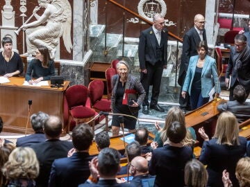 La primera ministra francesa, Elisabeth Borne, llega a la Asamblea Nacional en París este jueves.