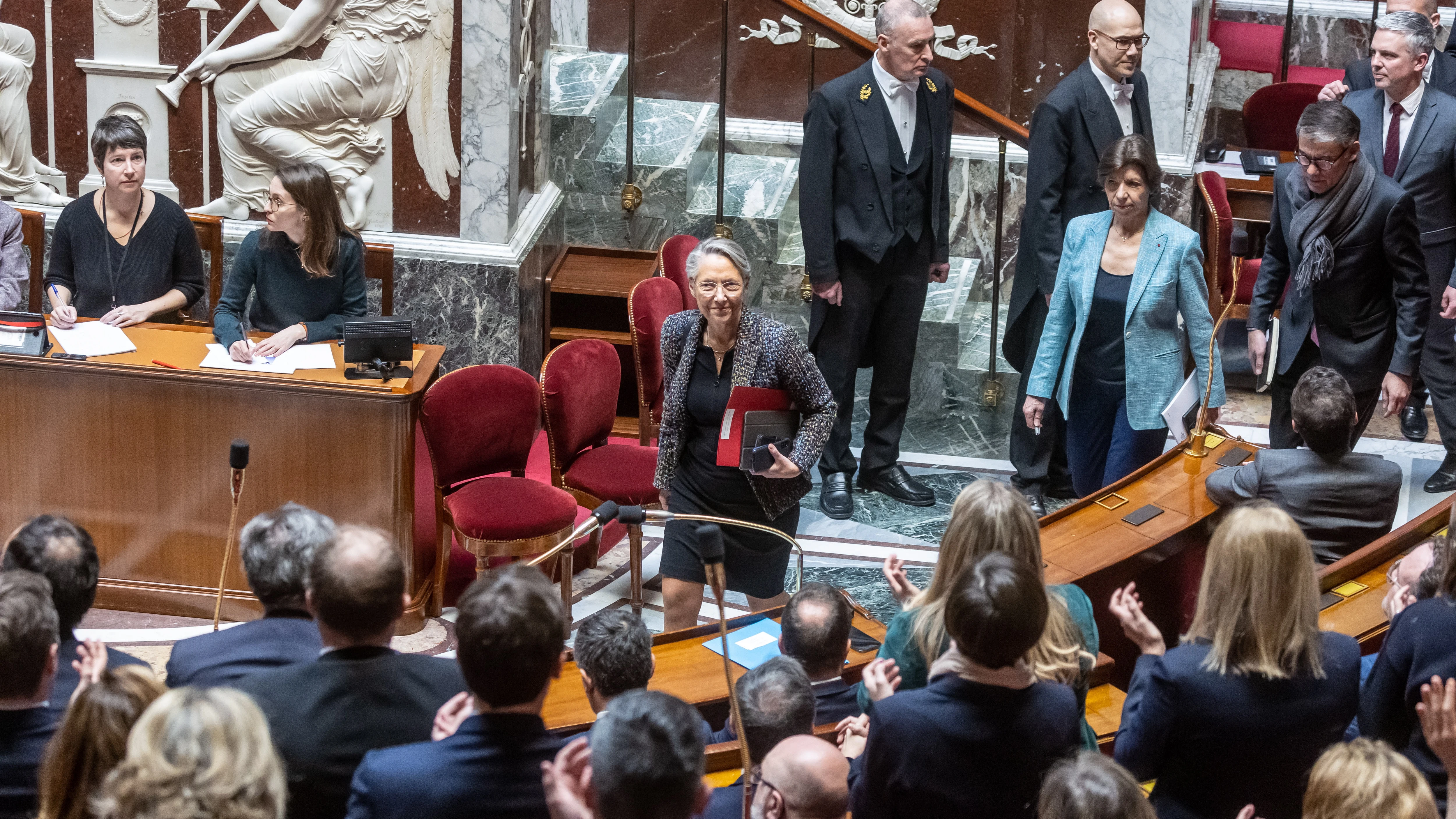 La primera ministra francesa, Elisabeth Borne, llega a la Asamblea Nacional en París este jueves. La primera ministra francesa, Elisabeth Borne, llega a la Asamblea Nacional en París este jueves.