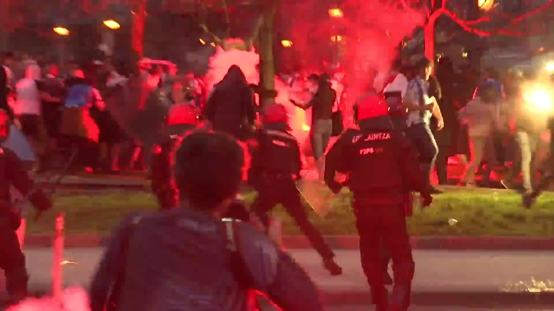 Incidentes entre aficionados de la Real Sociedad y la Roma en San Sebastián Incidentes entre aficionados de la Real Sociedad y la Roma en San Sebastián