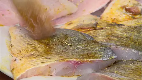 Salpimienta los trozos de pescado y úntalos por los 2 lados con la mezcla. Salpimienta los trozos de pescado y úntalos por los 2 lados con la mezcla.