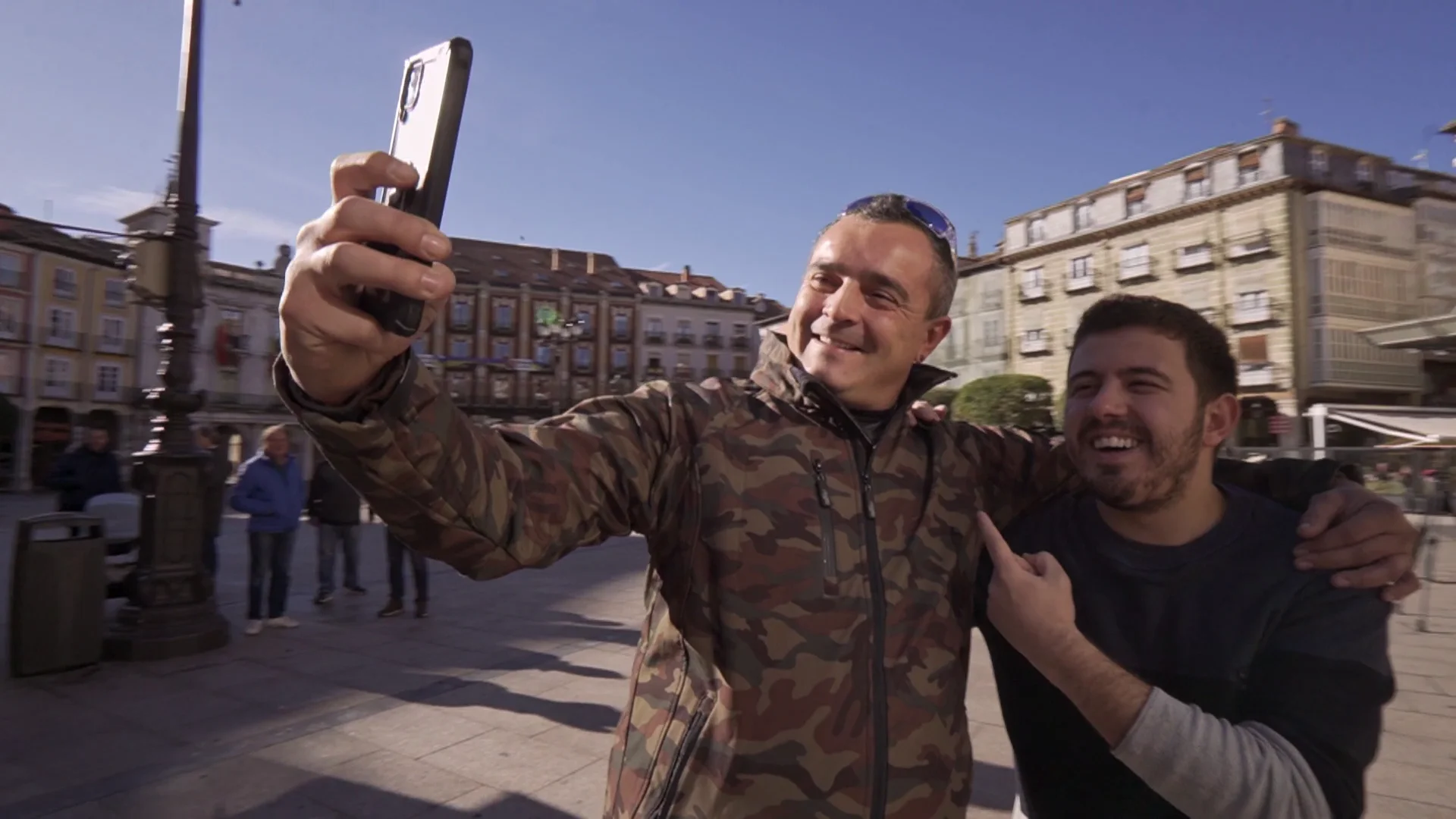Orestes y Rafa pasean por Burgos y Sevilla: “La popularidad es una moneda de doble cara” Orestes y Rafa pasean por Burgos y Sevilla: “La popularidad es una moneda de doble cara”